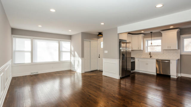 8921 S PHILLIPS AVE, CHICAGO, IL 60617, photo 5 of 16