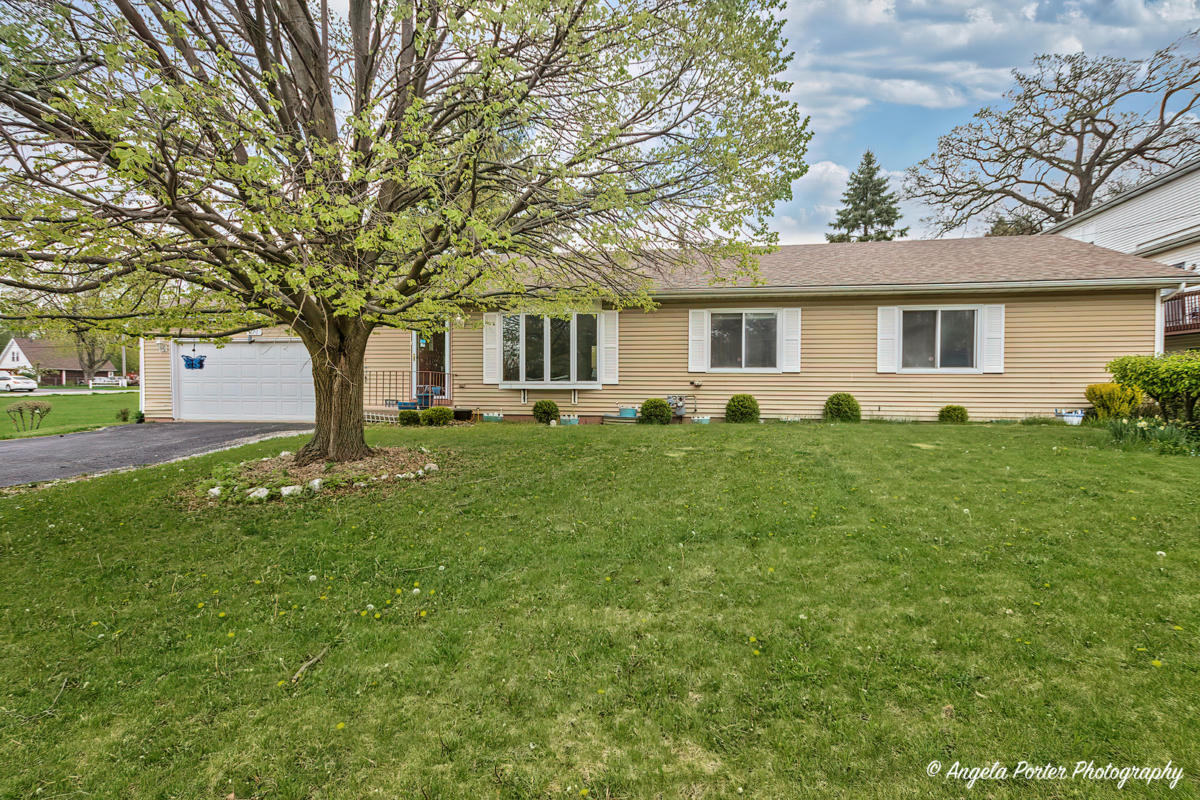 670 W NIPPERSINK RD, ROUND LAKE, IL 60073, photo 1 of 25