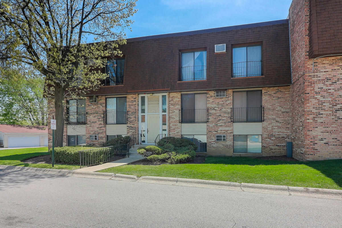 201 N WATERS EDGE DR APT 302, GLENDALE HEIGHTS, IL 60139, photo 1 of 18