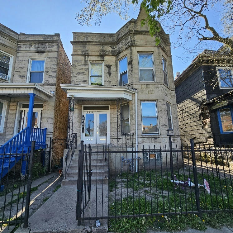 212 N LEAMINGTON AVE, CHICAGO, IL 60644, photo 1 of 6